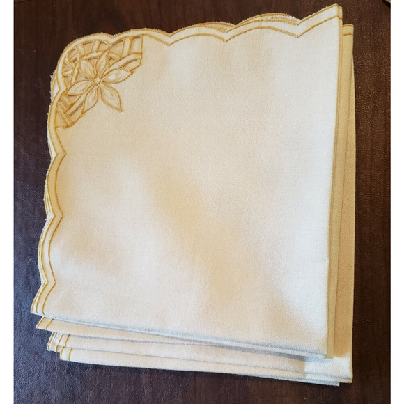 Lot 17: Embroidered Table Runner, Napkins, Placemats Beige - Picture 3 of 7